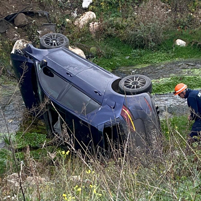 Otomobil, dereye uçtu: 2 yaralı