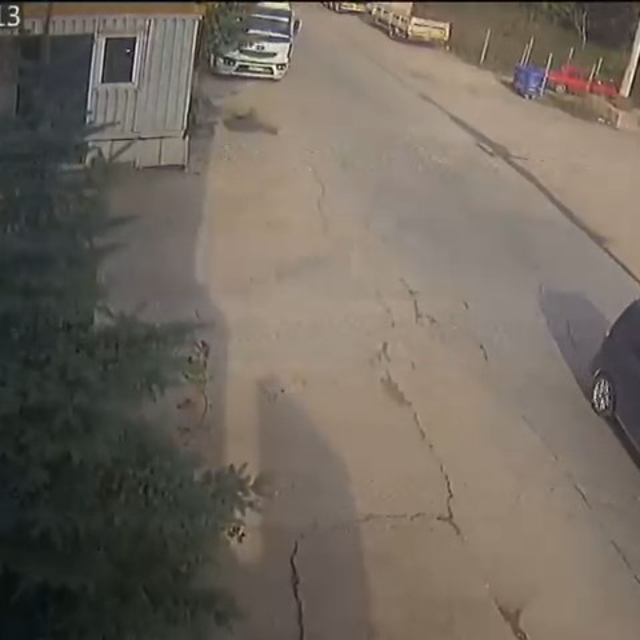 Hafif ticari aracın yayaya çarptığı kaza kamerada
