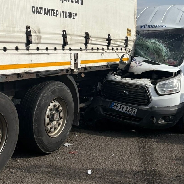 Gaziantep'te minibüs tıra arkadan çarptı: 5 yaralı