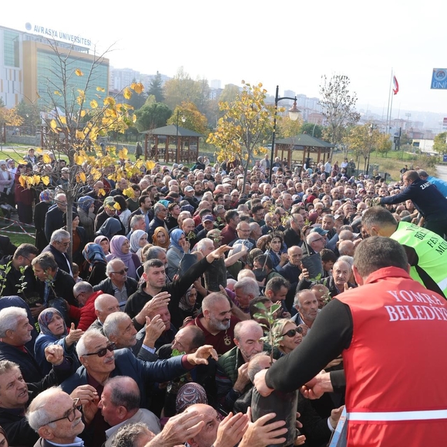 Dağıtılan elma ve armut fidanlarından almak için birbirleri ile yarıştılar