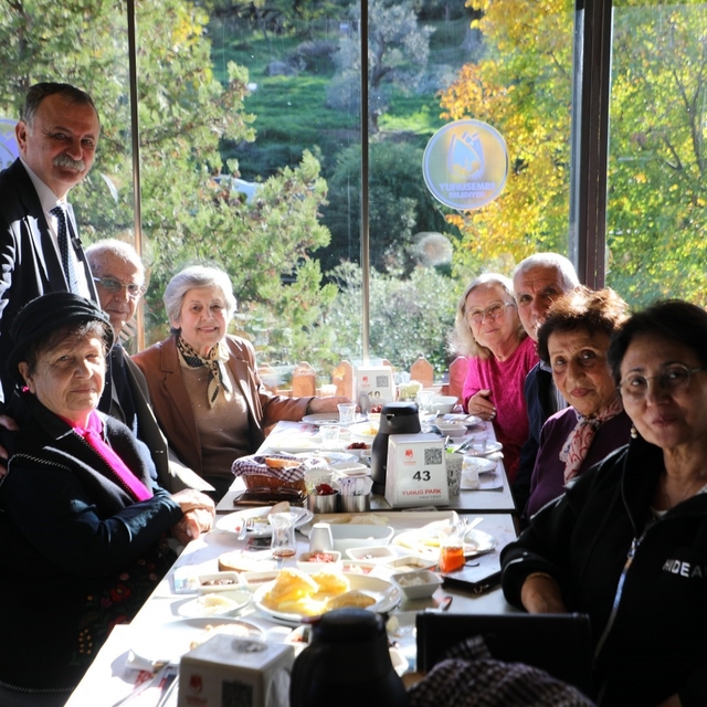 Eğitimci başkan emekli öğretmenleri konuk etti