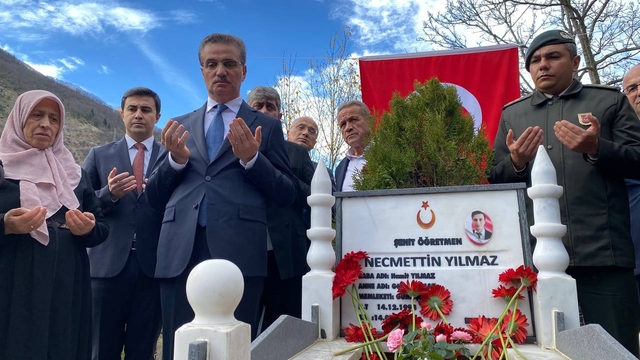 Şehit öğretmen Necmettin Yılmaz, mezarı başında anıldı