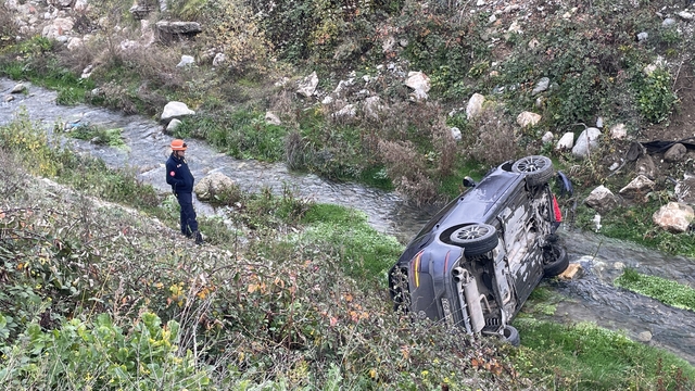 Bolu'da dereye devrilen otomobildeki 2 kişi yaralandı