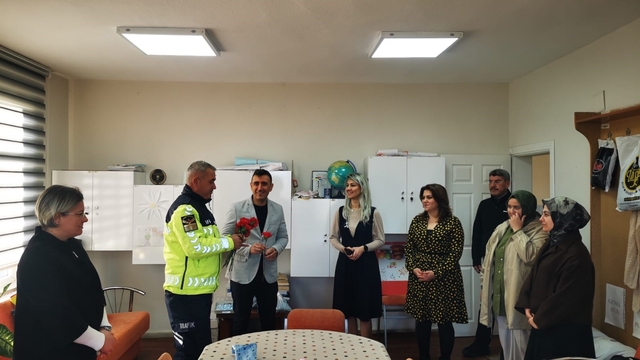 Karacabey'de jandarmadan Öğretmenler Günü'nde anlamlı ziyaret