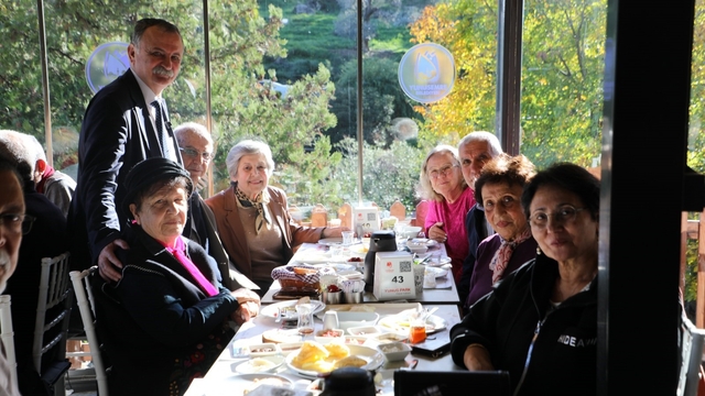 Eğitimci başkan emekli öğretmenleri konuk etti