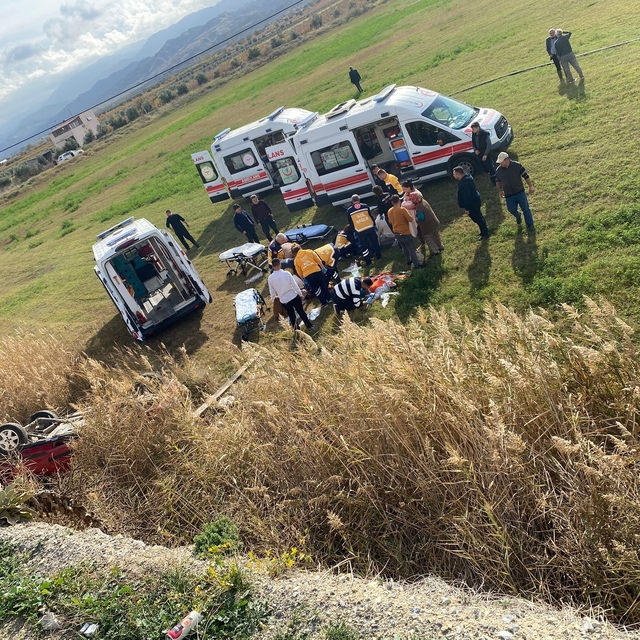Manisa'da otomobil tarlaya uçtu: 1'i bebek 5 yaralı