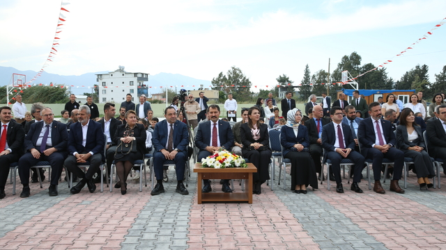 Hatay'da depremde hasar aldığı için yıkılan ilkokulun yeni binası hizmete girdi