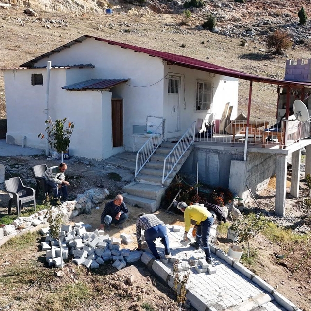 Tarsus'ta engelli bireyin güvenliği için parke çalışması yapıldı