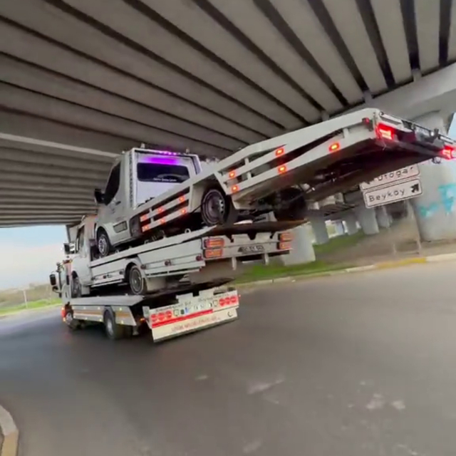 Oto kurtarıcıları üst üste dizip trafikte ilerledi