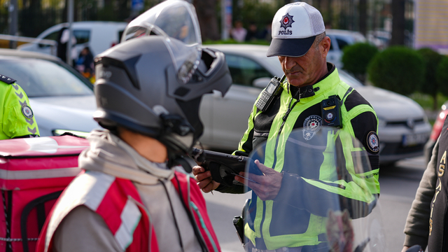 İzmir polisinden eş zamanlı "dar alan" uygulaması