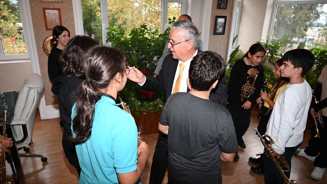 Geleceğin müzisyenlerinden Başkan Topaloğlu'na Öğretmenler Günü sürprizi