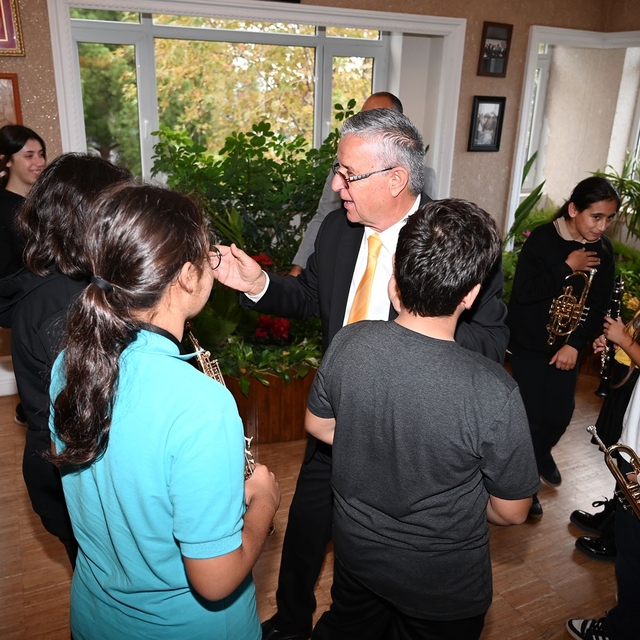 Geleceğin müzisyenlerinden Başkan Topaloğlu'na Öğretmenler Günü sürprizi