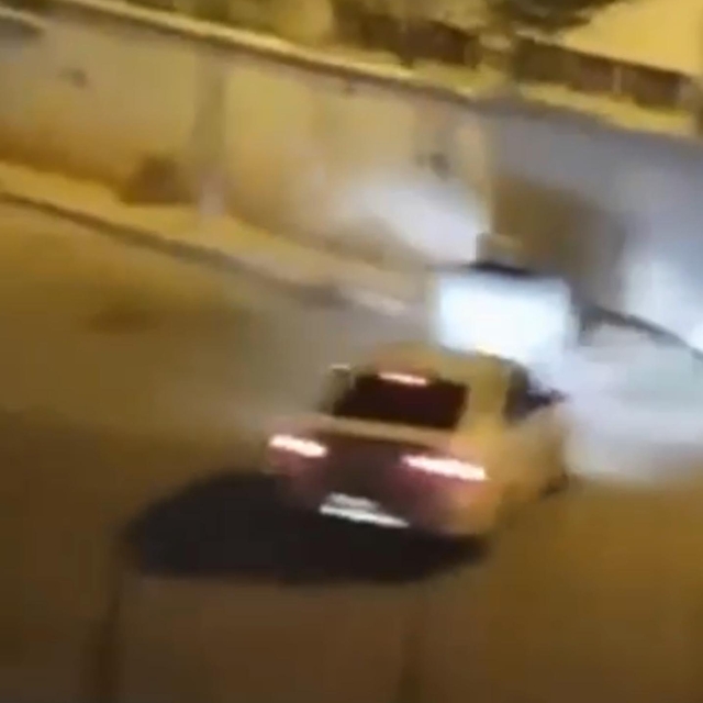 Öğrenci yurdu önünde otomobil ile drift atan sürücünün ehliyetine el konuld...