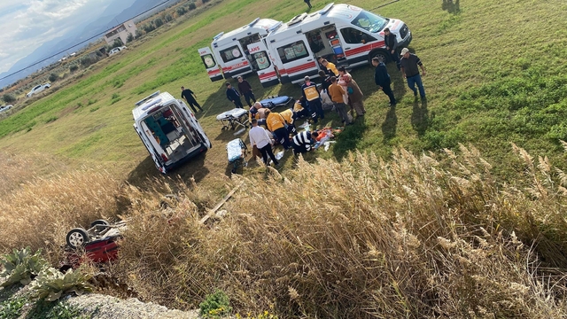 Manisa'da otomobil tarlaya uçtu: 1'i bebek 5 yaralı