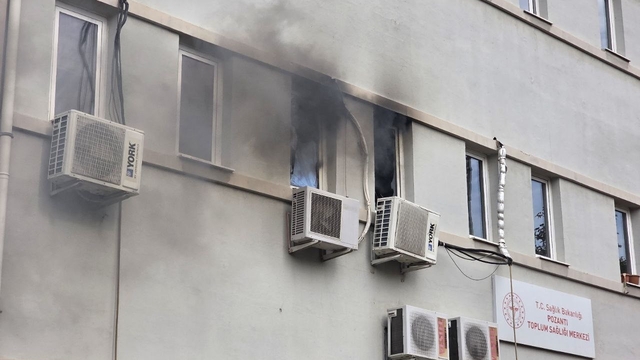 Pozantı Aile Sağlığı Merkezi'nde yangın
Yangında sağlık personelinden biri dumandan etkilenmemek için pencereyi açarak klima motorunun üzerinde kurtarılmayı bekledi