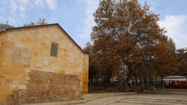 Ahi Evran Külliyesi'nde sonbahar güzelliği