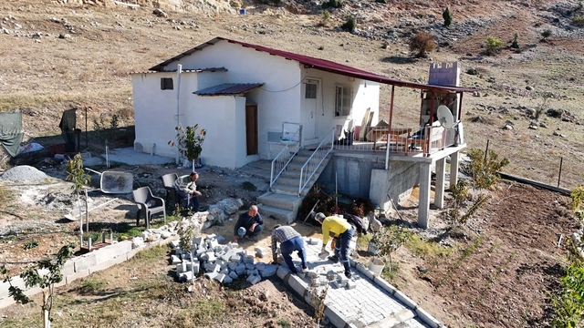 Tarsus'ta engelli bireyin güvenliği için parke çalışması yapıldı