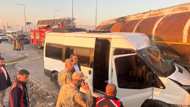 Silopi'de öğrenci servisi ile tanker çarpıştı: 14 yaralı