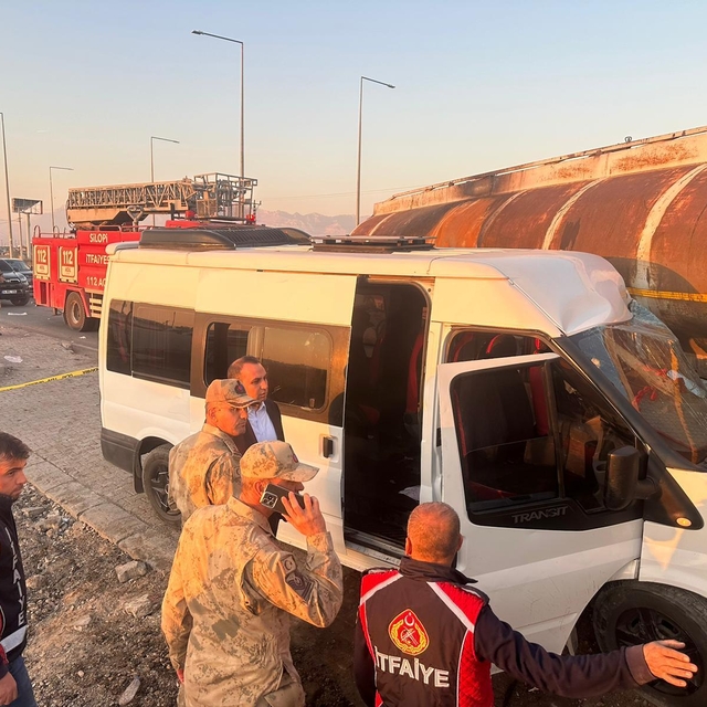Silopi'de öğrenci servisi ile tanker çarpıştı: 14 yaralı