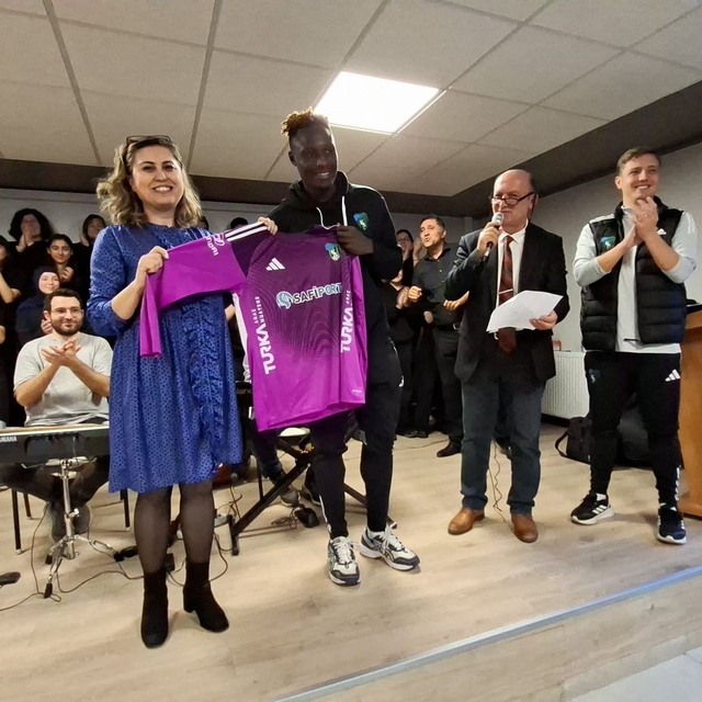 Kocaelispor'dan öğretmenler günü sürprizi