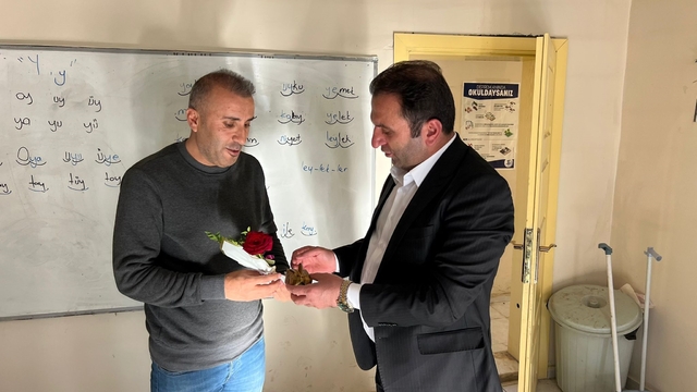 Yüksekovalı baklavacı, köy okullarındaki öğretmenlere baklava ikram edip, gül takdim etti