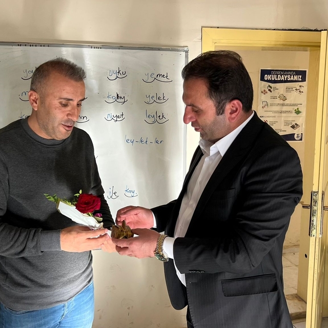 Yüksekovalı baklavacı, köy okullarındaki öğretmenlere baklava ikram edip, g...