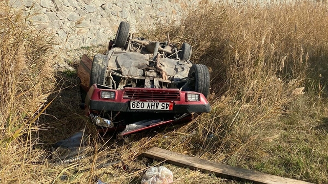 Salihli'de otomobil tarlaya uçtu; 1'i bebek 5 yaralı