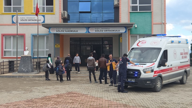 Bursa'da 23 öğrenci mide bulantısı ve karın ağrısı şikayetiyle hastaneye kaldırıldı