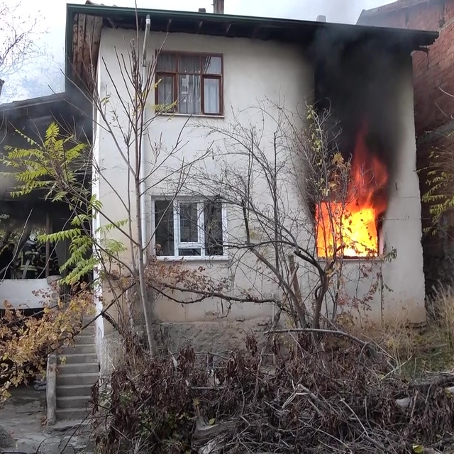 Amasya'da iki katlı evde yangın: Yaşlı kadın yangını ağlayarak izledi