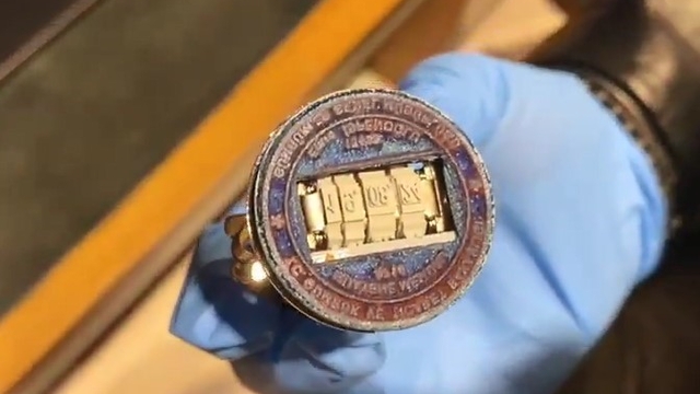 Mersin'de gümrükçülere rüşvet operasyonu: 10 tutuklama
Yapılan aramalarda gümrüğe ait mührün özel bir gümrük müşavirliği bürosundan çıktığı öğrenildi