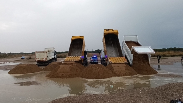 Antalya'da kumları çalıp sahilleri talan etmişlerdi: Kamyonlar dolusu plaj kumu bulundu
50 kamyon kum, çalındığı bölgeye geri döküldü