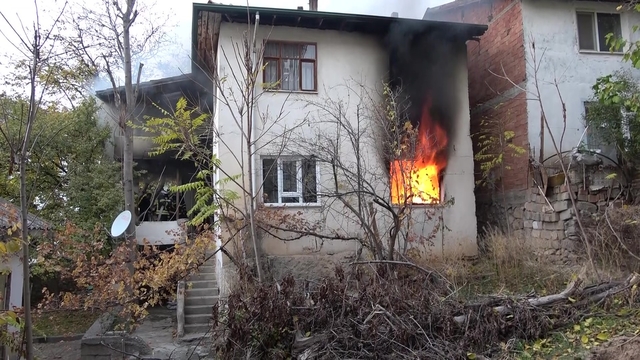 Amasya'da iki katlı evde yangın: Yaşlı kadın yangını ağlayarak izledi