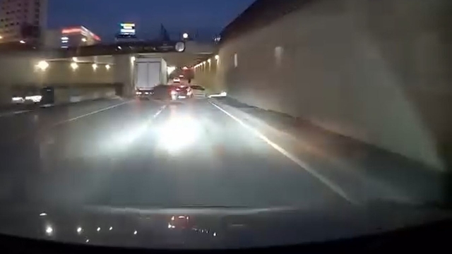 Makas atan sürücü başka araca çarptı; kaza anı kamerada