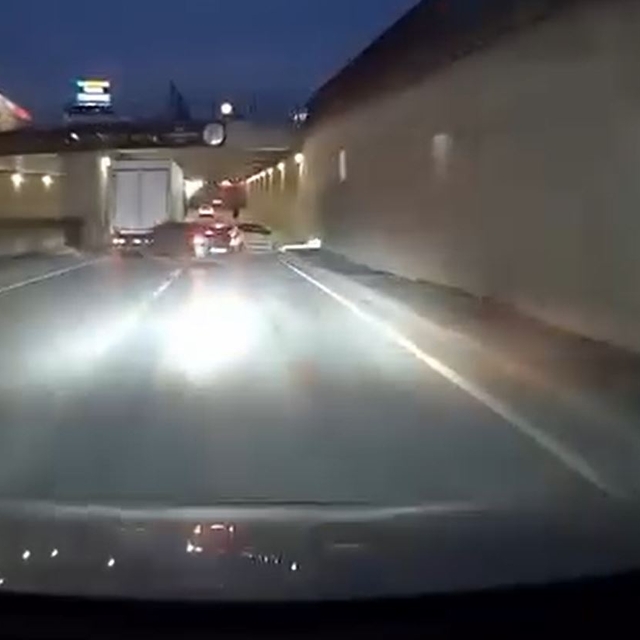 Makas atan sürücü başka araca çarptı; kaza anı kamerada