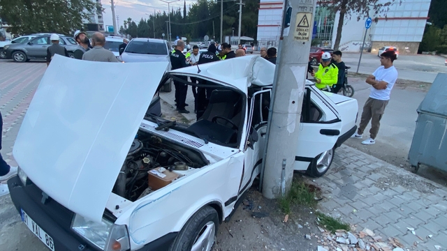 Adana'da otomobil elektrik direğine çarptı; 3 yaralı