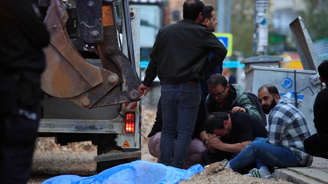 Ekmek almaya giderken kepçenin altında kalan yaşlı adam hayatını kaybetti
Babasının kaza geçirdiğini gören oğlu uzun süre feryat ederken, eşi yaşlı adamın öldüğünü balkonda otururken öğrendi