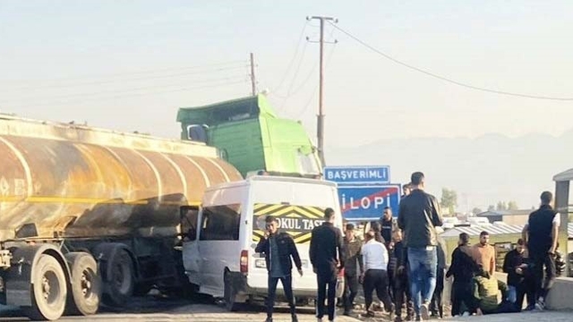 Şırnak'ta okul servisi tankerle çarpıştı: 13'ü öğrenci 14 yaralı