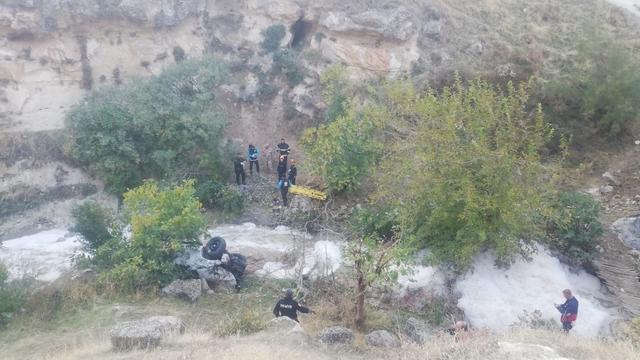 Siirt'te şarampole devrilen hafif ticari araçta 1 kişi öldü, 1 kişi yaralandı