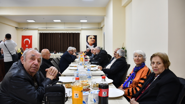 Vezirköprü'de emekli öğretmenler için yemek programı düzenlendi