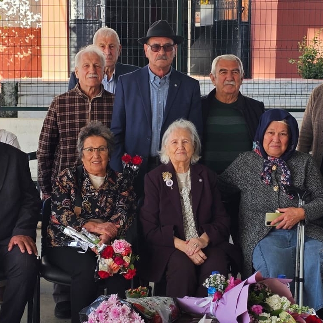 62 yıl sonra ilk öğretmenleri ile buluşup gününü kutladılar