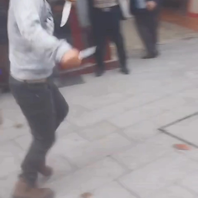 Aranan şüpheli, polise bıçakla direnince vurularak etkisiz hale getirildi (...