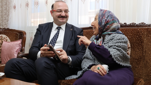 Rektör Hacımüftüoğlu'ndan anlamlı öğretmenler günü ziyareti