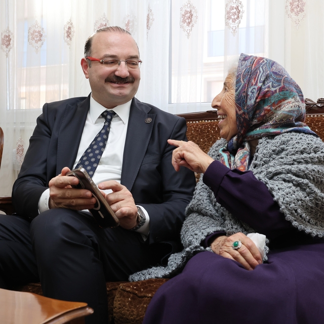 Rektör Hacımüftüoğlu'ndan anlamlı öğretmenler günü ziyareti