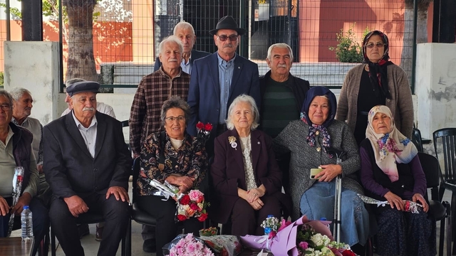 62 yıl sonra ilk öğretmenleri ile buluşup gününü kutladılar