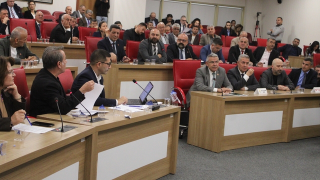 Büyükşehir meclisinde 'sıralama' tartışması
Tansiyon yükseldi, meclis ertelendi