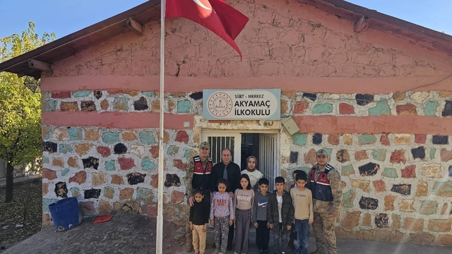 Siirt'te jandarma ekiplerinden "Öğretmenler Günü"  kutlaması