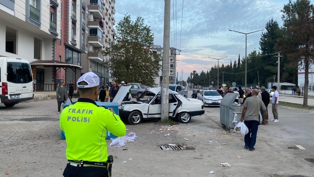 Adana'da elektrik direğine çarpan otomobildeki 3 kişi yaralandı