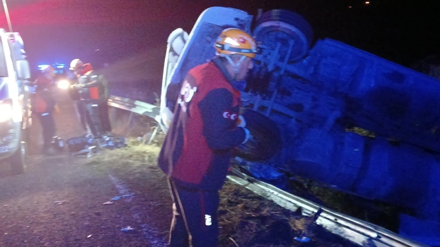 Elazığ'da bariyerlere çarpan kamyon devrildi: 1 yaralı