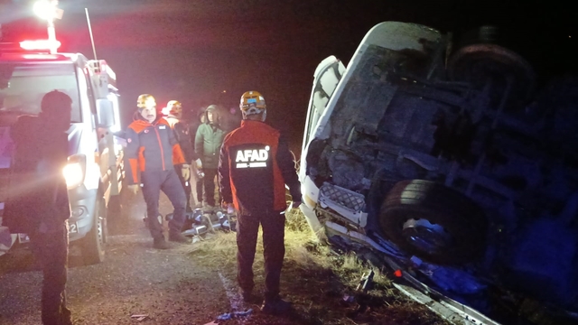 Elazığ'da devrilen kamyonun sürücüsü yaralandı