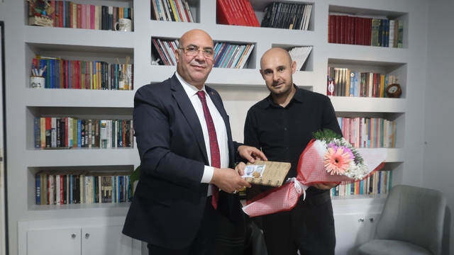 Van Milli Eğitim Müdürü Aras, 19 Eylül'deki bıçaklı saldırıda yaralanan öğretmeni ziyaret etti